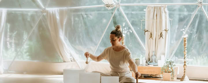 Zondagsklanken om te helen: avondlijke somatische soundbaths voor een rustgevende slaap | Nectar Yoga Bowen Island