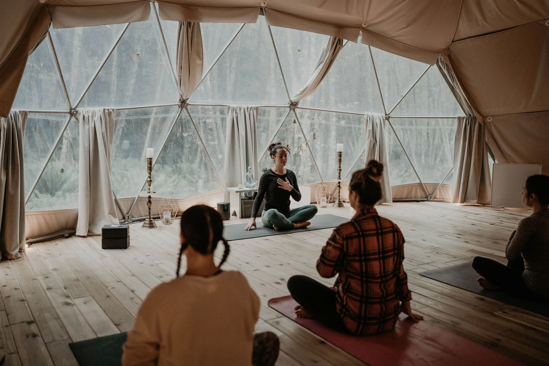 Het Aanraken van de Blauwe Plek: Een Rouwretraite met Chloe Hunter + Andrea Clark | Nectar Yoga