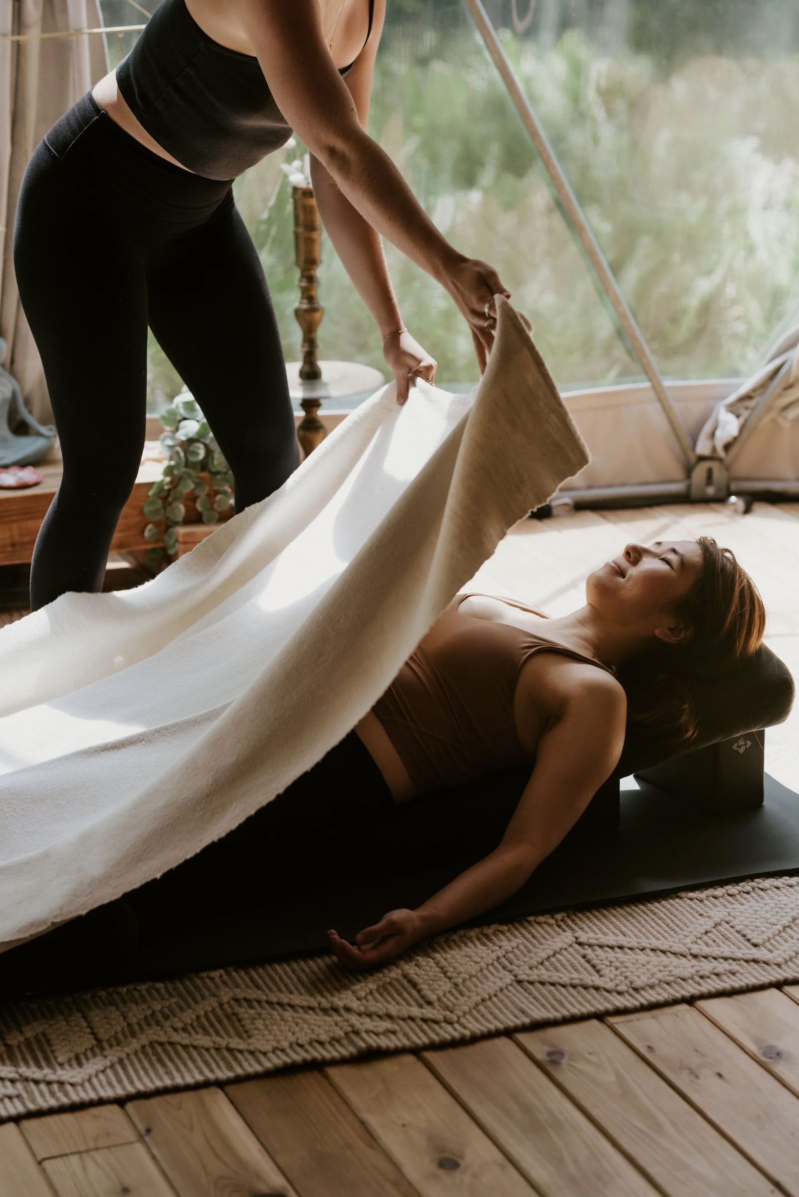 Opstaan: Meeslepende yoga- en soundbathervaring met Hadis Kiani | Nectar Yoga