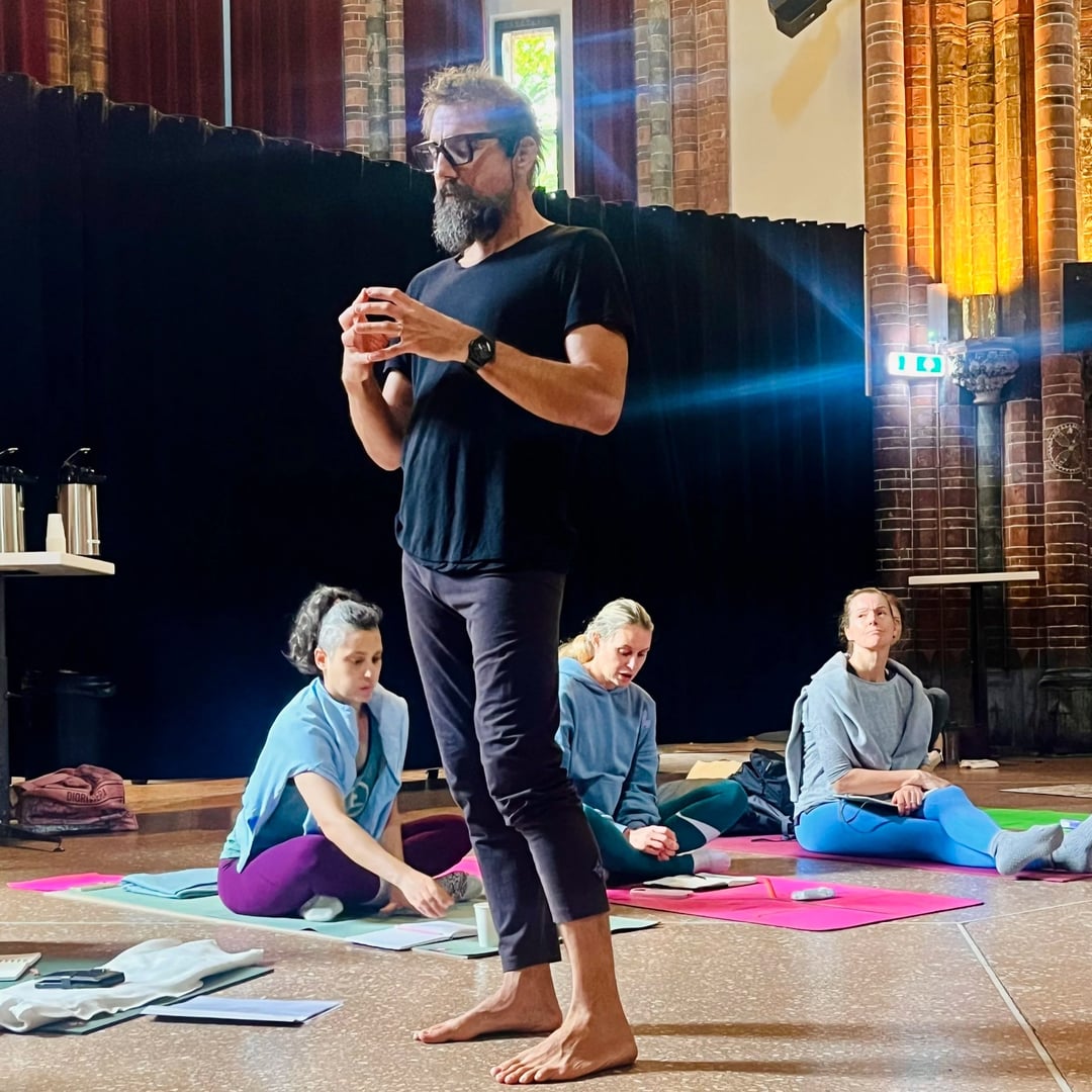 Lezing over yogafilosofie met Ty Landrum