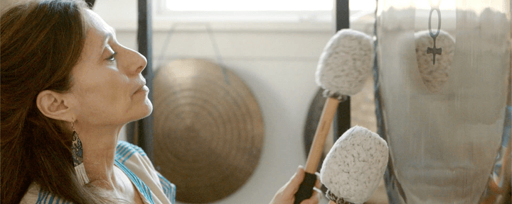 Ademen bij het Maanlicht: Een Gongbadceremonie met Lea Garnier — Sage Academy Of Sound