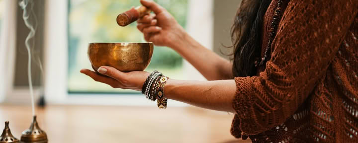 Een meeslepende yoga- en soundbath-ervaring