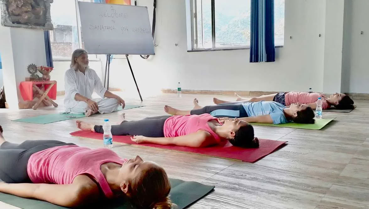 Yoga-therapie trainingsretraite in Rishikesh, India