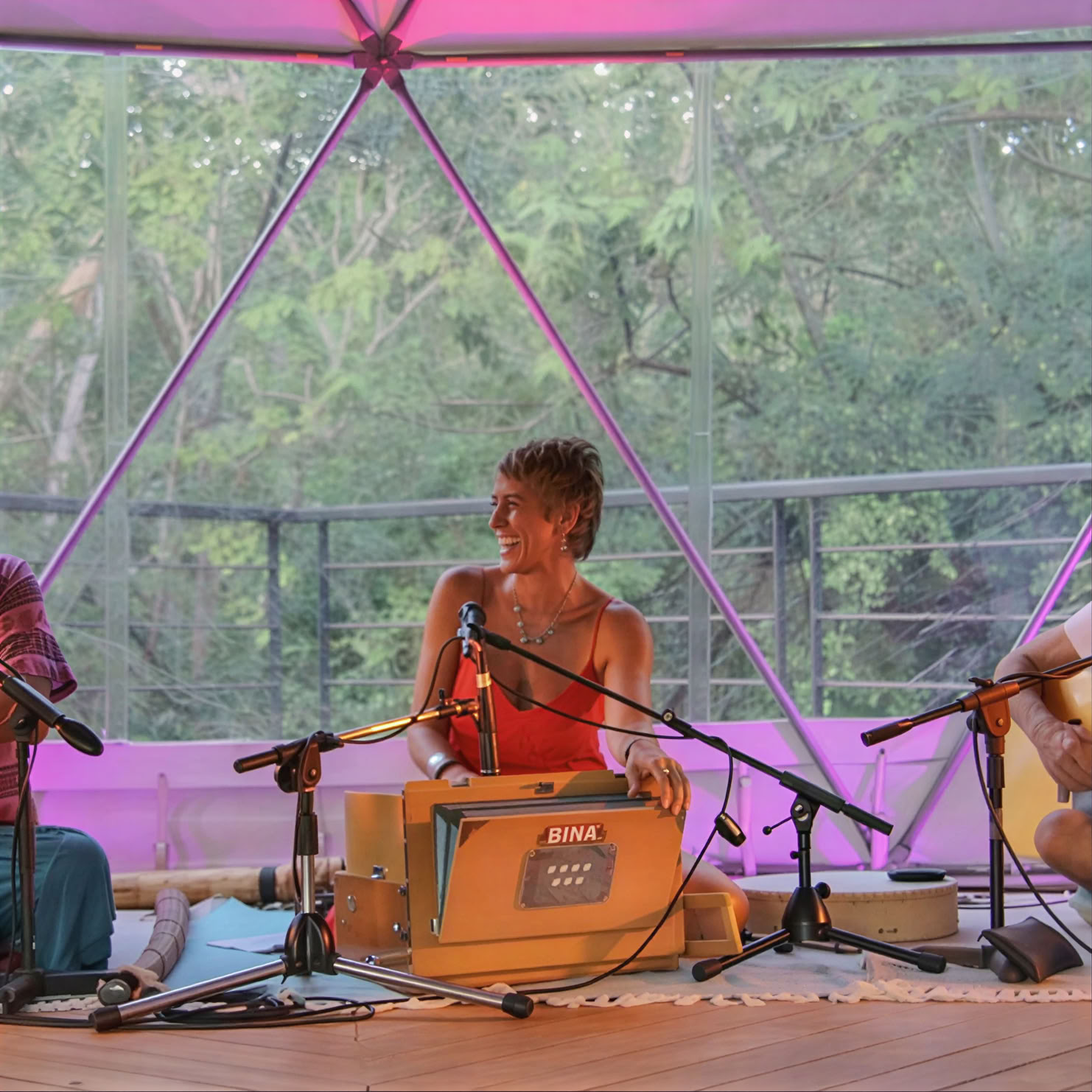 Kirtanconcert in de geodetische koepel