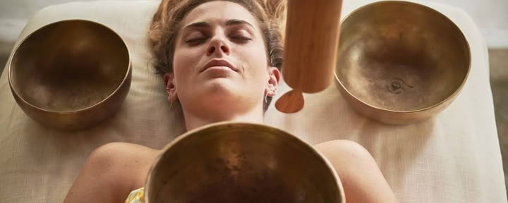 Klankreis met gongs en kristallen klankschalen in de koepel