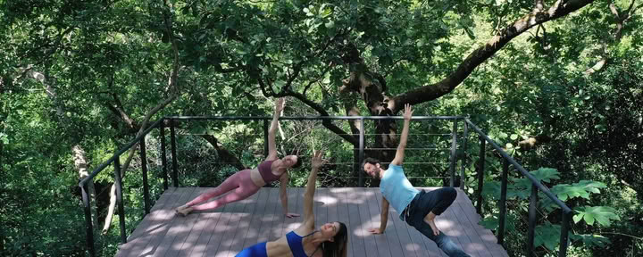 Yoga op de rand van de klif