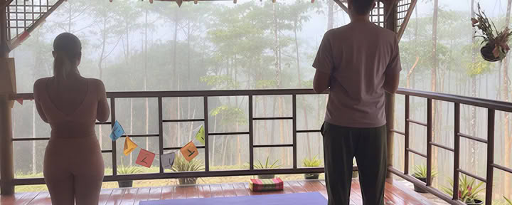 Privéles: Ochtendyoga in de mist