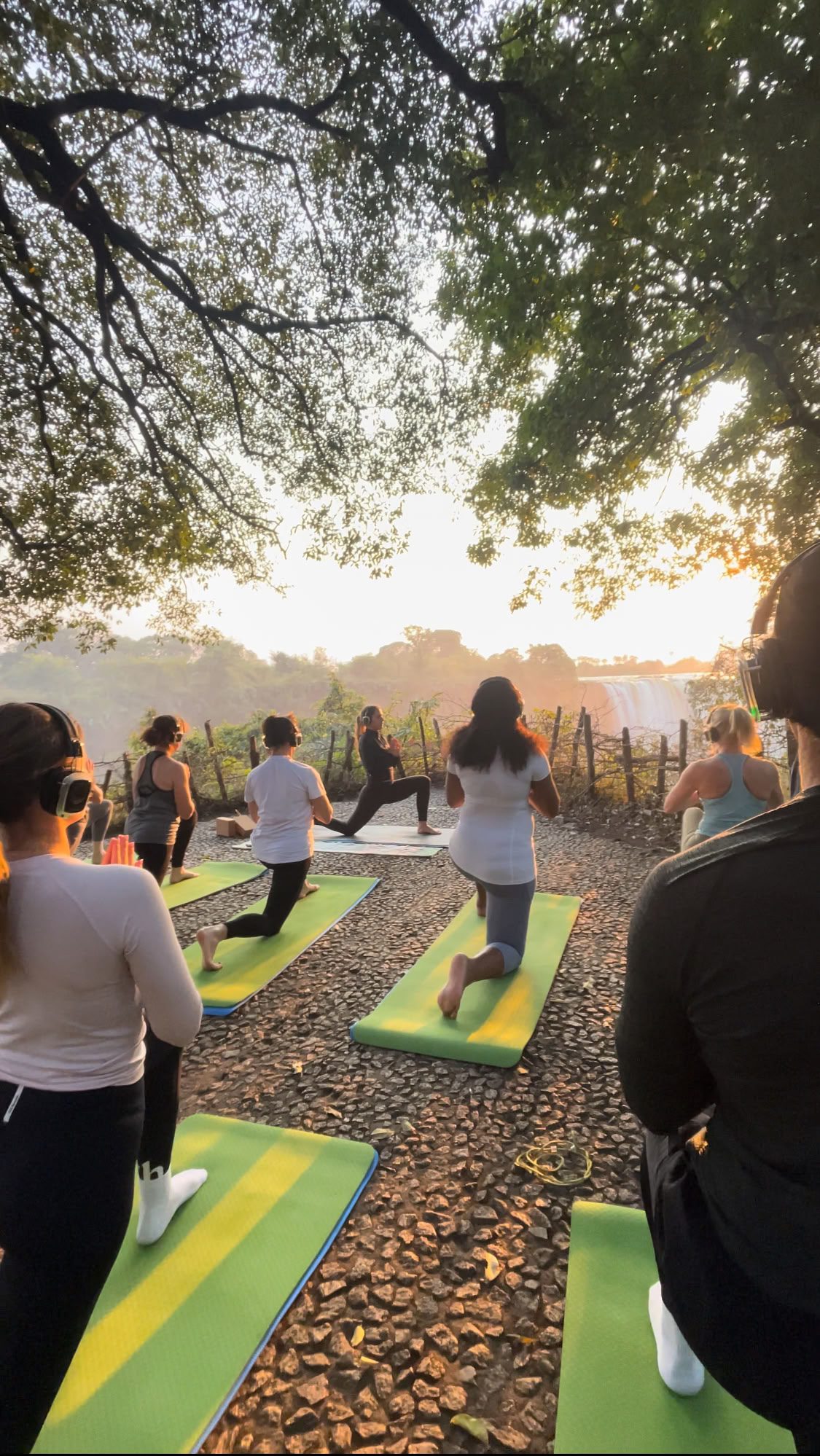 Yoga bij de watervallen