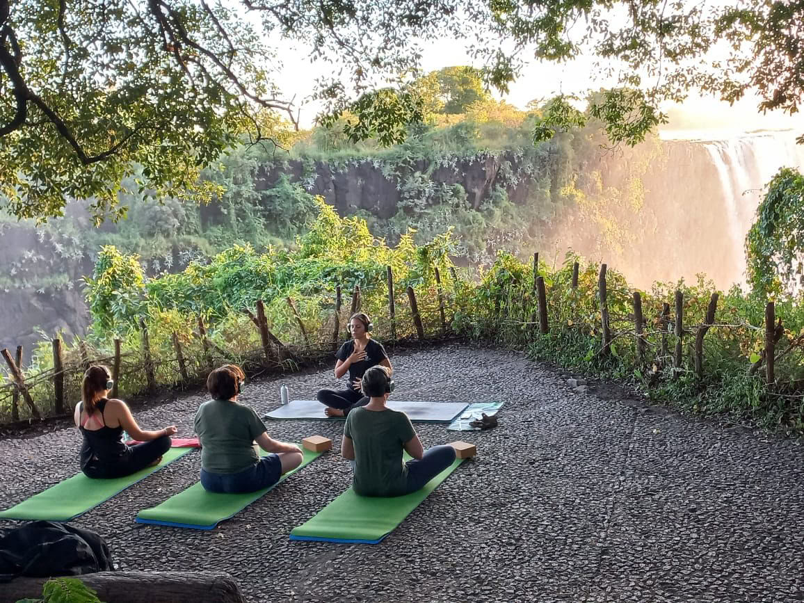 Yoga bij de watervallen