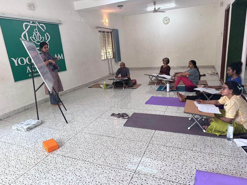 200 uur doordeweeks yoga-lerarenopleiding in Bengaluru