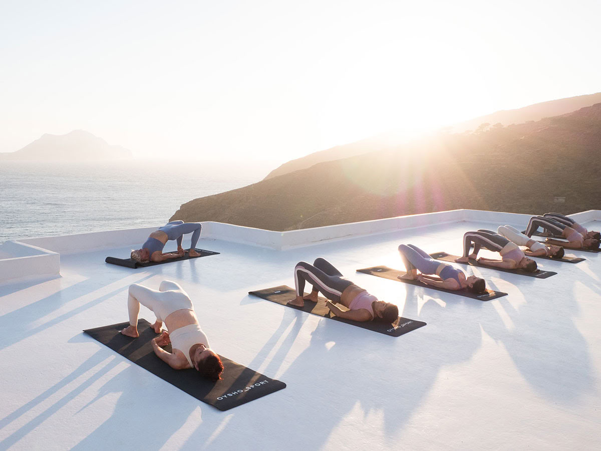 De Griekse Yoga Reset: Waar de Zee de Ziel Herstelt