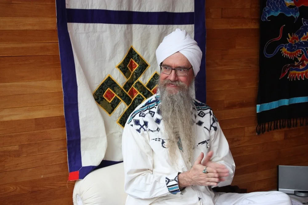 Het Stille Punt: een winterzonnewenderitreat met Siri Sat en Guru Dharam
