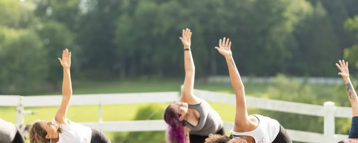 Zaterdagse zonsopgang-yogaflow met Kelly Flowers — The Horse Shoe Farm Boutique Resort bij Asheville, NC | Dineren & Spa