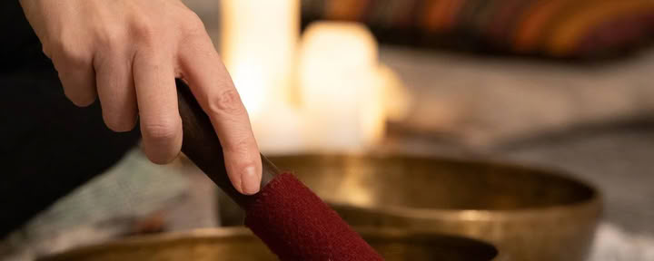 Zonsondergangsoundbath met Amy Duncan - The Sanctuary in The Horse Shoe Farm — The Horse Shoe Farm Boutique Resort bij Asheville, NC | Dineren & Spa