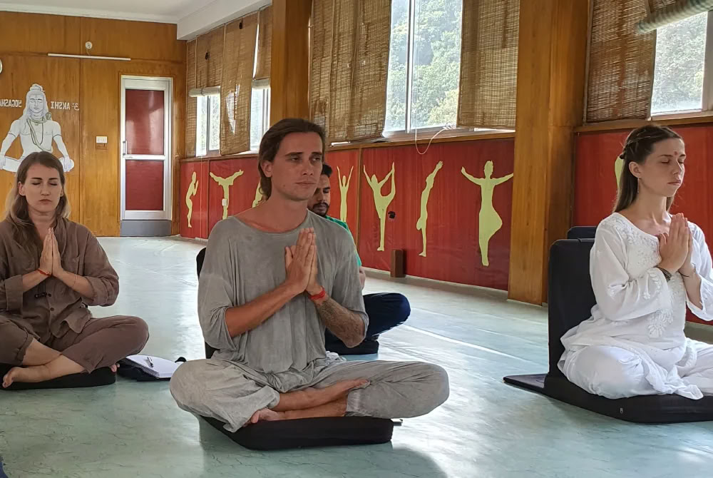 100-uurs yogadocentenopleiding voor beginners in Rishikesh, India