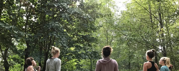 Gewortelde en wilde yogaretraite voor vrouwen nabij Asheville, North Carolina