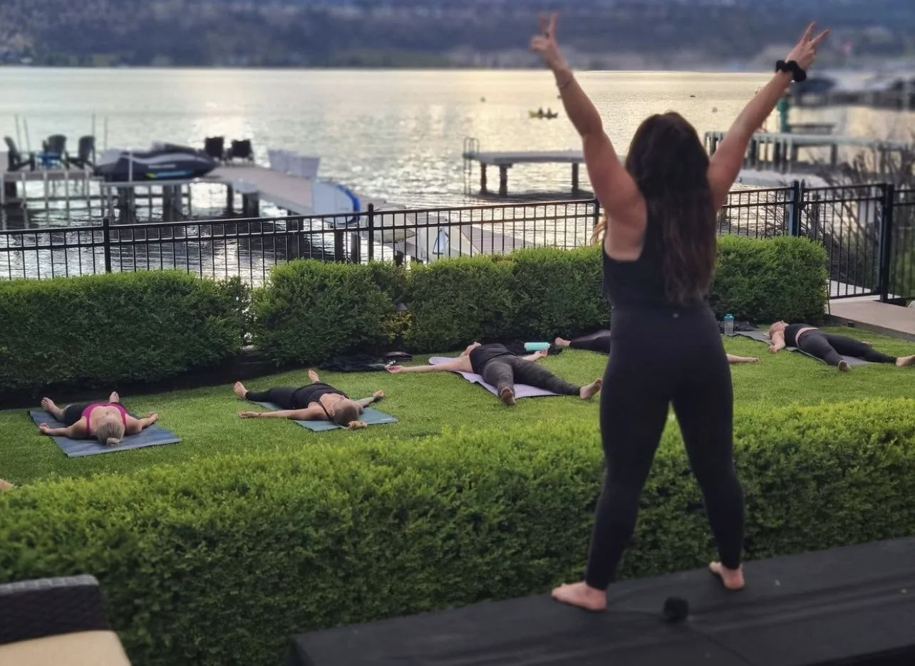 Dockside Flow: Yoga & Meditatie aan het Okanaganmeer!