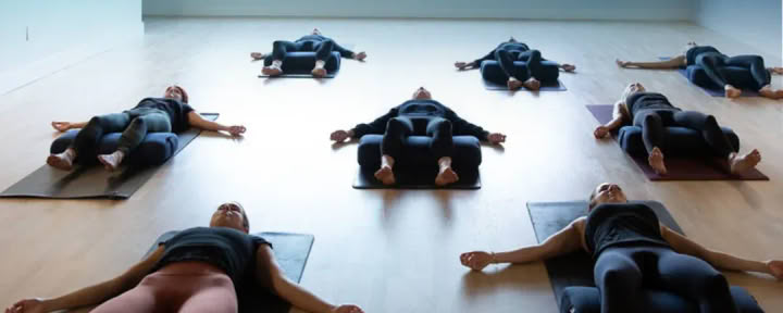 Herstellende yogadocentenopleiding