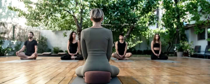 Doorlopende yoga-, brunch- en wellnessuitstap