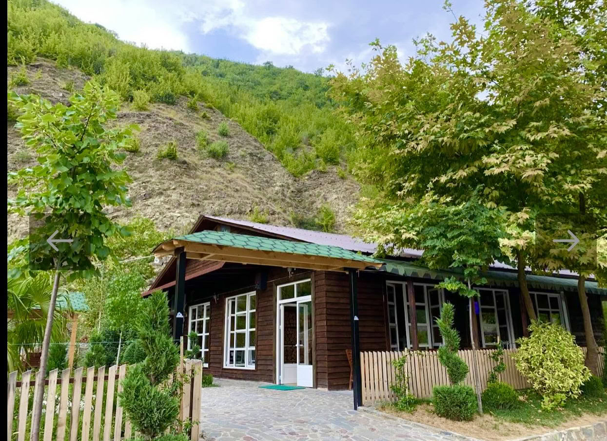 Watervalenergie: laad op en maak opnieuw verbinding in weelderige berglandschappen