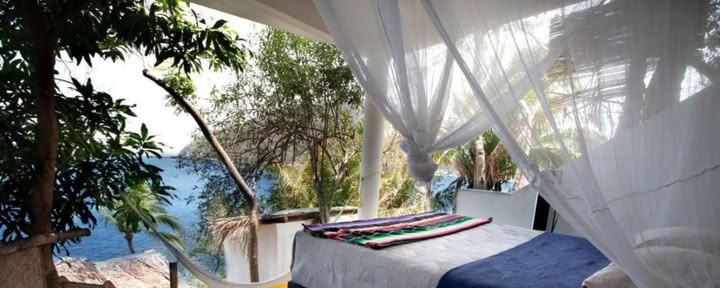 Suite voor één persoon met 1 queensize bed, in de open lucht, met uitzicht op zee