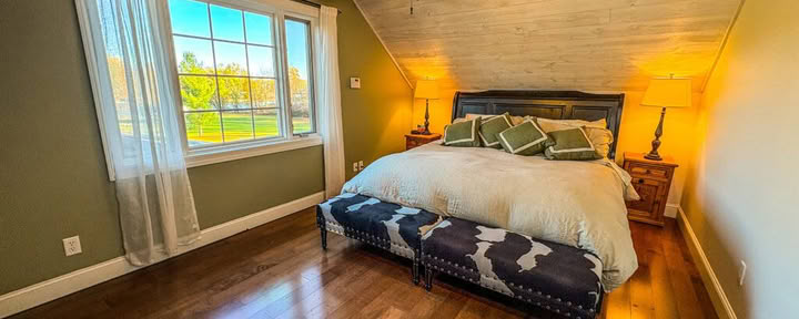 Modern meerhuis met kingsize bed, uitzicht op het meer en gedeelde badkamer