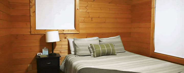 Hut met een queensize bed en gedeelde badkamer