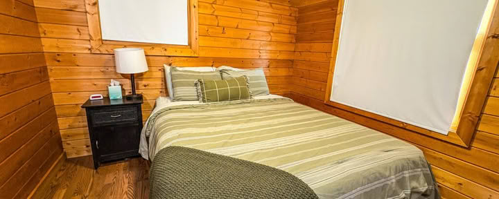 Een queensize bed met eigen badkamer