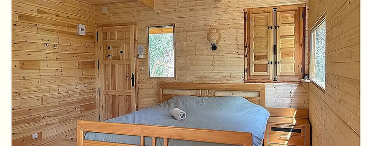 Privé tweepersoonskamer of twee eenpersoonsbedden
