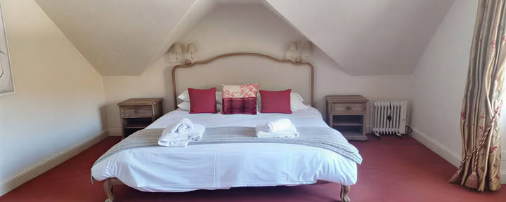 Master Bedroom ensuite with bath & shower, mountain view (upstairs)
