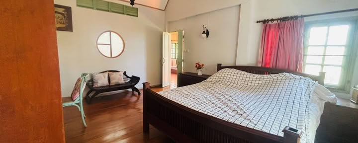 Gedeelde slaapkamer met gedeelde badkamer
