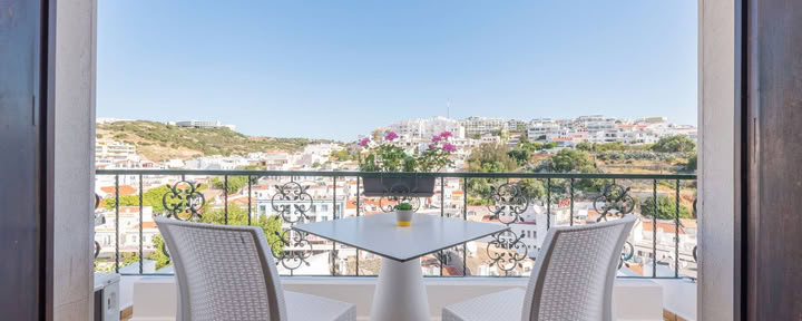 Kamer met balkon en uitzicht op het zwembad