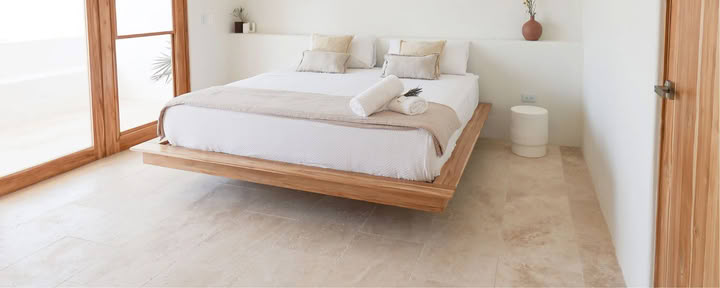 Tweepersoonskamer met kingsize bed en eigen badkamer