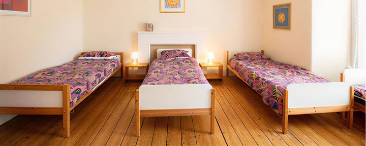 Standaard bed in een slaapzaal